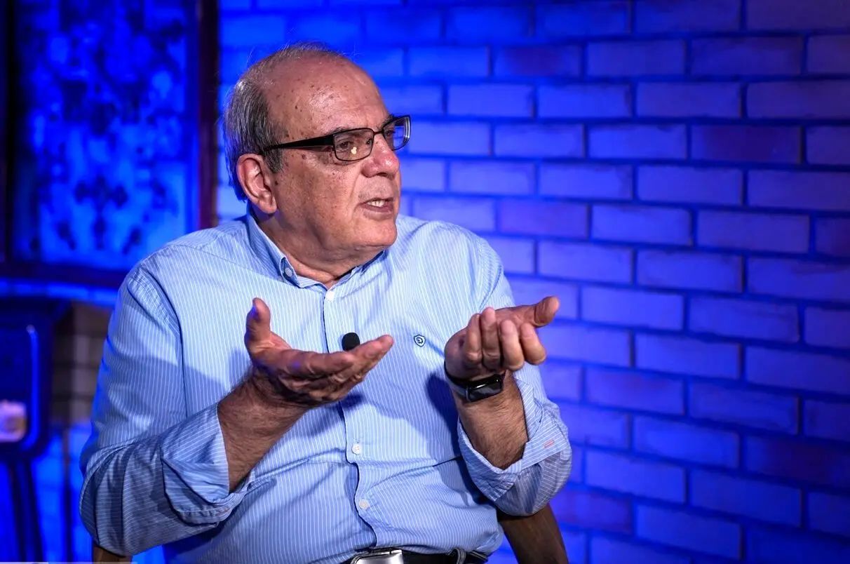 عباس عبدی خطاب به پزشکیان: اجازه ندهید مردم در مواجهه با شما بگویند «خودتان میدانید و مملکتتان»