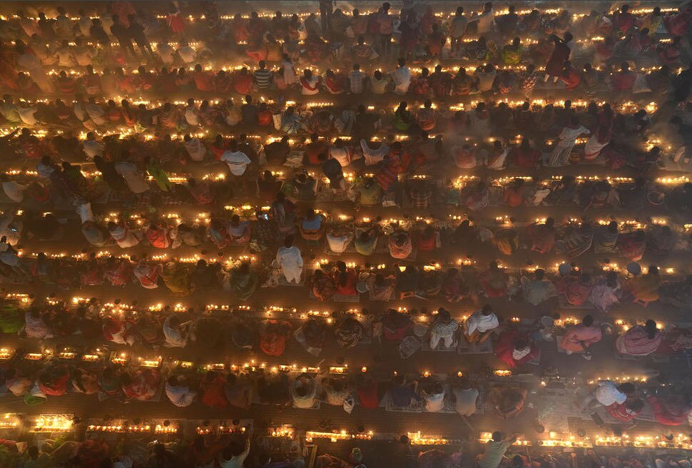 تصاویری از روشن کردن شمع در مراسم آیینی هندوهای بنگلادش