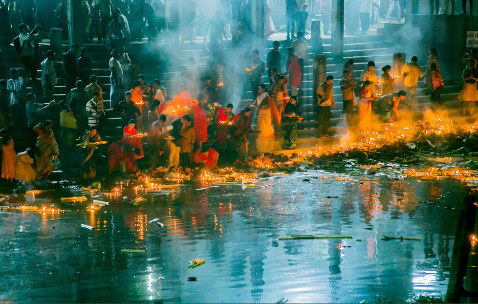 تصاویری از روشن کردن شمع در مراسم آیینی هندوهای بنگلادش