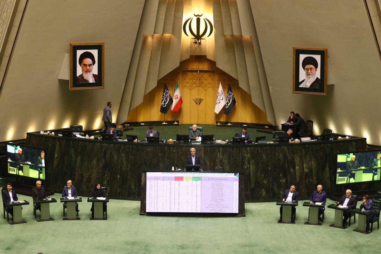 عکس/ چینش متفاوت صندلی وزرا در صحن علنی!