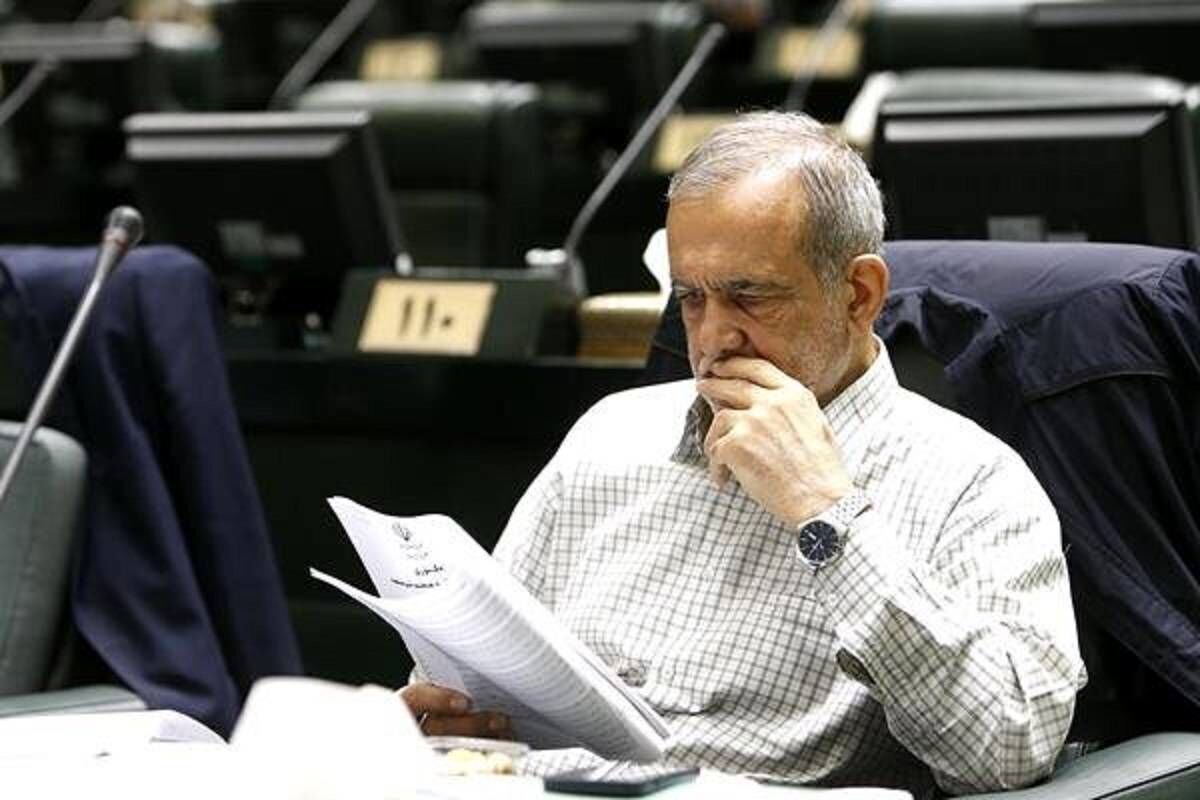 بیانیۀ جمعی از نمایندگان خطاب به رئیس‌جمهور: سیاست‌های غیرقیمتی جایگزین گران‌سازی با شوک قیمتی بنزین شود 