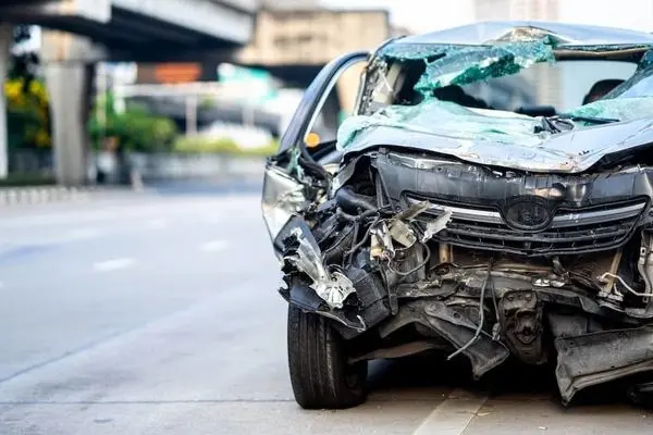 سقوط هولناک یک خودرو از پله‌های شهری