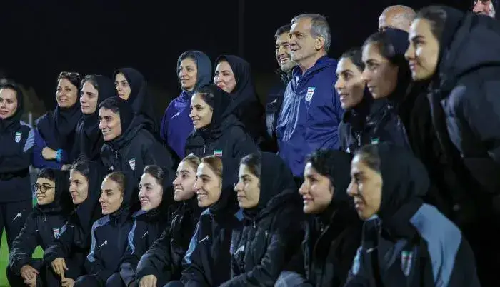 عکس یادگاری دختران فوتسالیست و دکتر پزشکیان