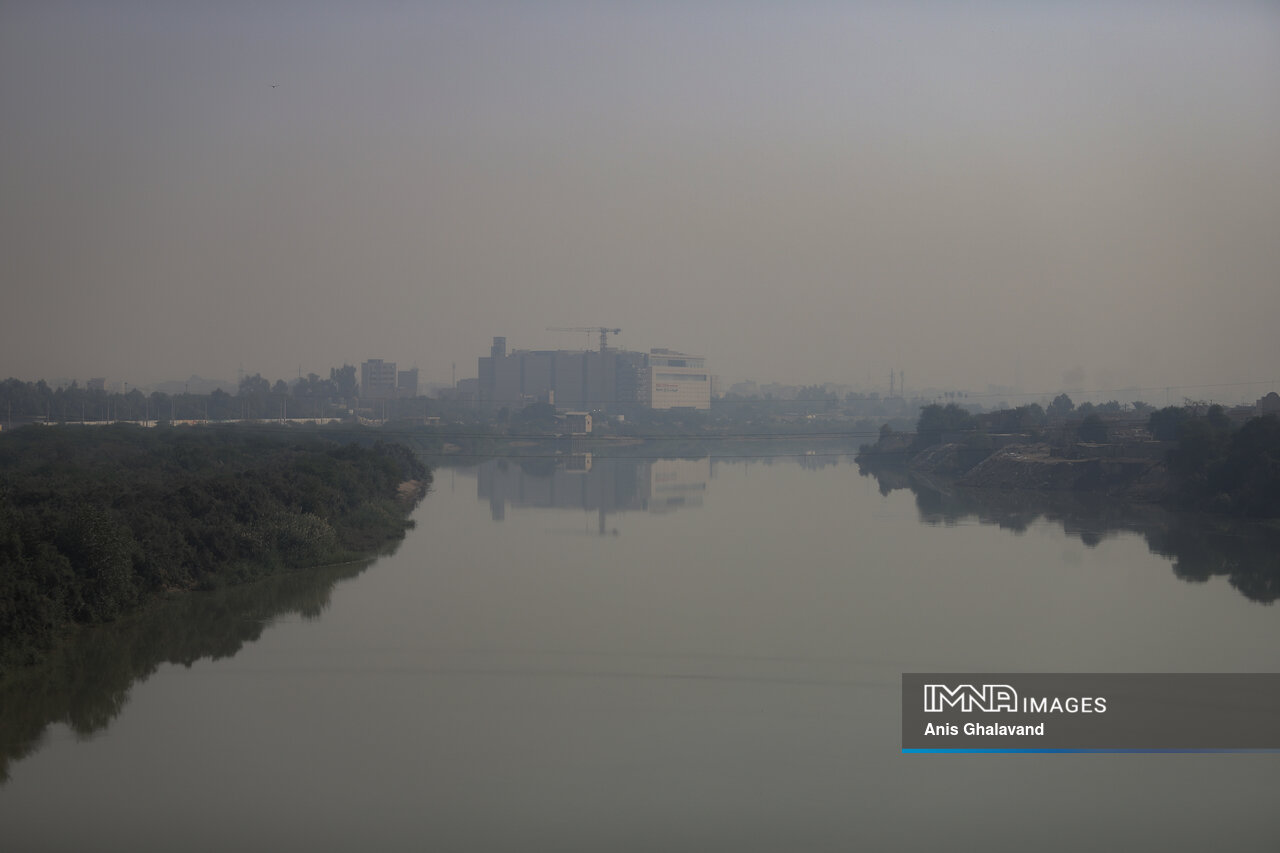 اهواز در محاصره مهِ سمی؛ شاخص کیفیت هوا در وضعیت «بنفش» و «بسیار ناسالم»