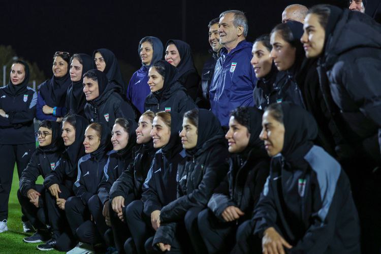 عکس/ حضور رئیس جمهور در تمرین تیم ملی فوتبال 