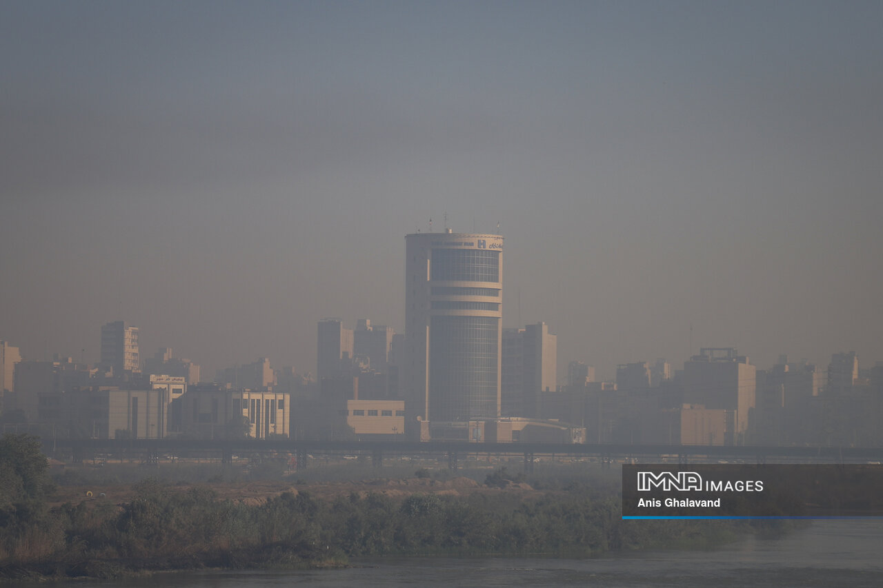 اهواز در محاصره مهِ سمی؛ شاخص کیفیت هوا در وضعیت «بنفش» و «بسیار ناسالم»