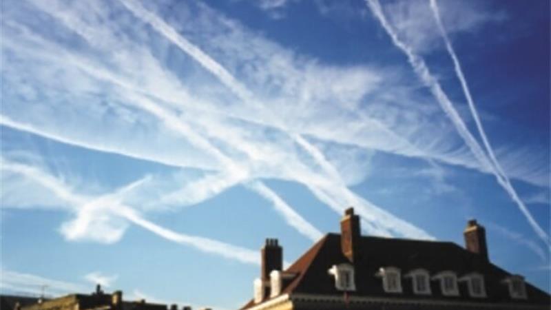 پشت پرده ردپاهای سفید در آسمان/ راز ماندگاری ردپاها در آسمان چیست؟