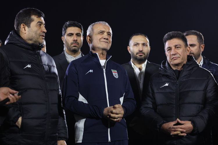 عکس/ حضور رئیس جمهور در تمرین تیم ملی فوتبال 