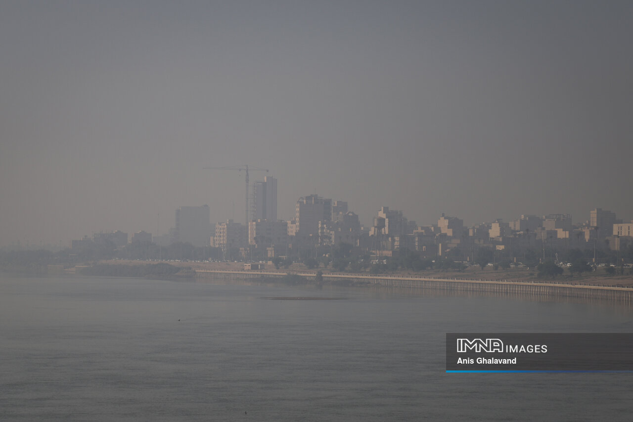 اهواز در محاصره مهِ سمی؛ شاخص کیفیت هوا در وضعیت «بنفش» و «بسیار ناسالم»