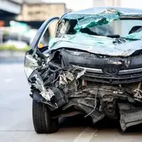 سقوط هولناک یک خودرو از پله‌های شهری