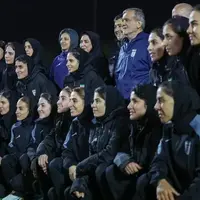 عکس یادگاری دختران فوتسالیست و دکتر پزشکیان