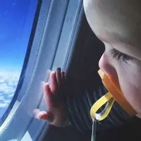 وقتی مهماندار پرواز، برای کودک بی قرار مادری می‌کند