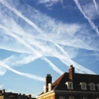 پشت پرده ردپاهای سفید در آسمان/ راز ماندگاری ردپاها در آسمان چیست؟