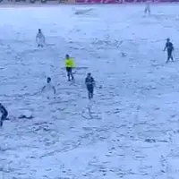 فوتبال زیر کولاک برفی