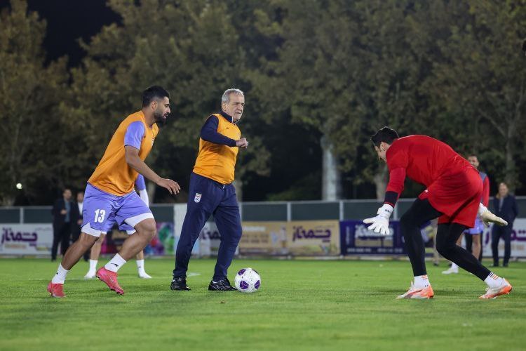 عکس/ حضور رئیس جمهور در تمرین تیم ملی فوتبال 