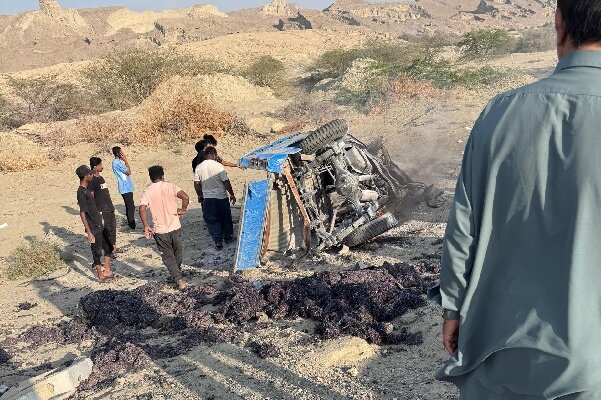 واژگونی آتشین وانت؛ 3 عضو یک خانواده جان باختند