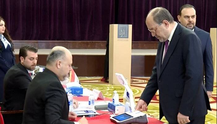 شخصیت های سیاسی عراق پای صندوق های رای رفتند