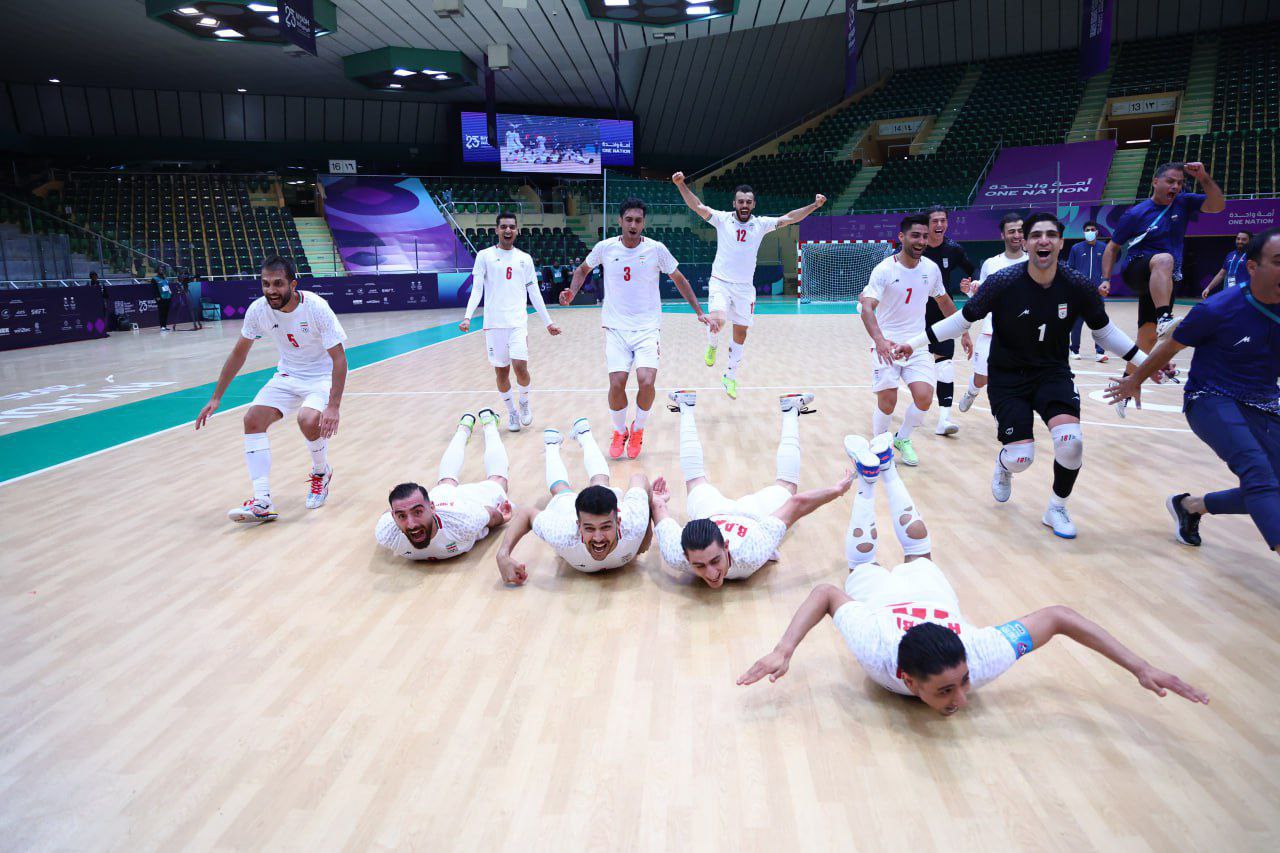 عکس/ خوشحالی اعضای تیم ملی فوتسال بعد از قهرمانی در بازی‌های کشورهای اسلامی 