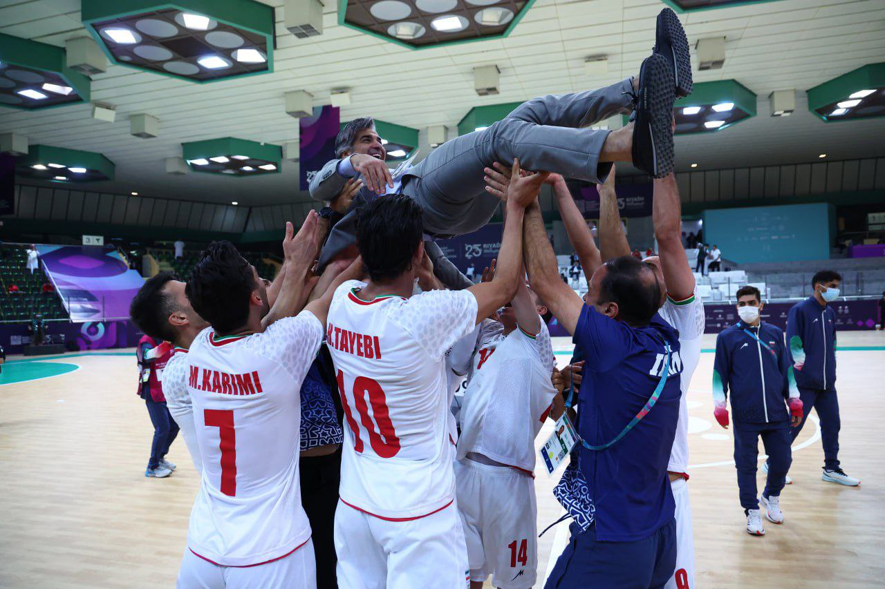 عکس/ خوشحالی اعضای تیم ملی فوتسال بعد از قهرمانی در بازی‌های کشورهای اسلامی 