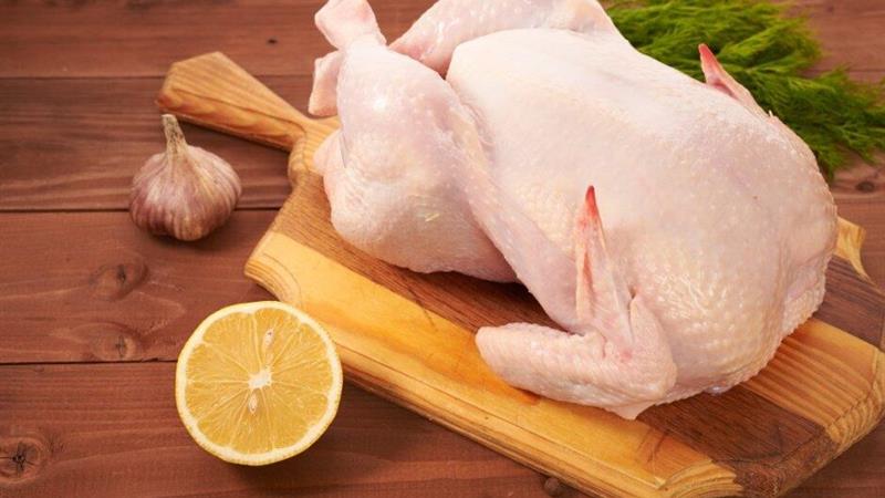 یک‌هزار و ۳۰۰ کیلوگرم مرغِ مغایرِ معیار، در اراک مهار شد