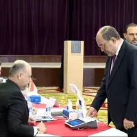 شخصیت های سیاسی عراق پای صندوق های رای رفتند