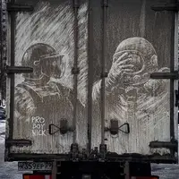 گوناگون/ گرافیتی بدون رنگ؛ هنرمند روس از گرد و غبار، بوم می‌سازد