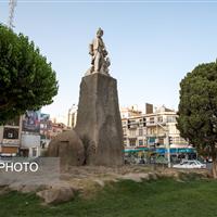 مجسمه فردوسی در جنگ ۱۲ روزه رها شده بود