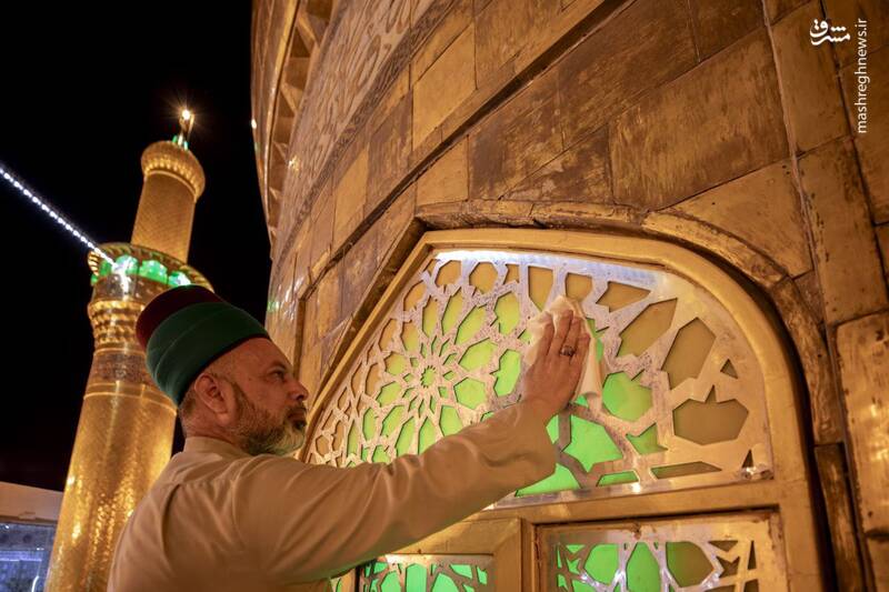 غبارروبی گنبد نورانی حرم سیدالشهدا(ع)