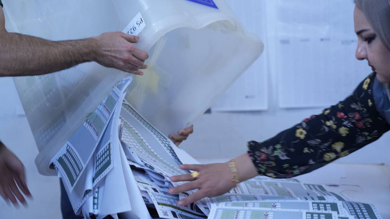 تصاویری از شمارش دستی آرا در عراق