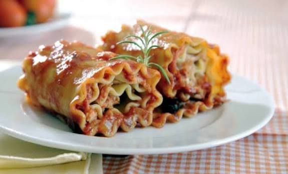  رولهای لازانیای سوخاری با مرغ سس‌دار، محبوب دل پیر و جوان  