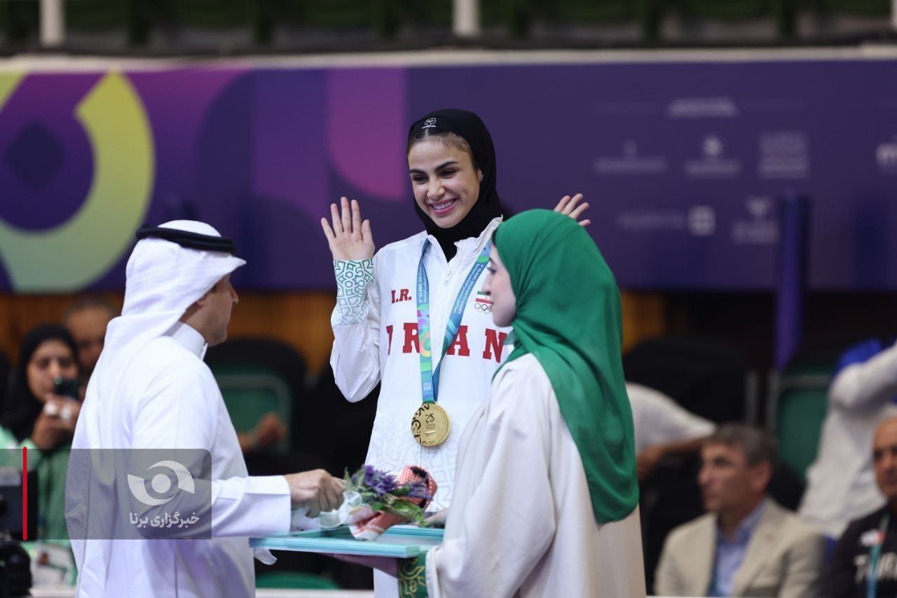 عکس/ مراسم اهدای مدال به «سارا بهمنیار» ملی‌پوش طلایی کاراته ایران 