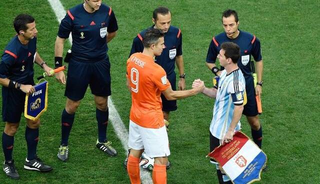 فان‌پرسی: همه باید قبول کنند که مسی در تاریخ فوتبال جهان، بهترین است