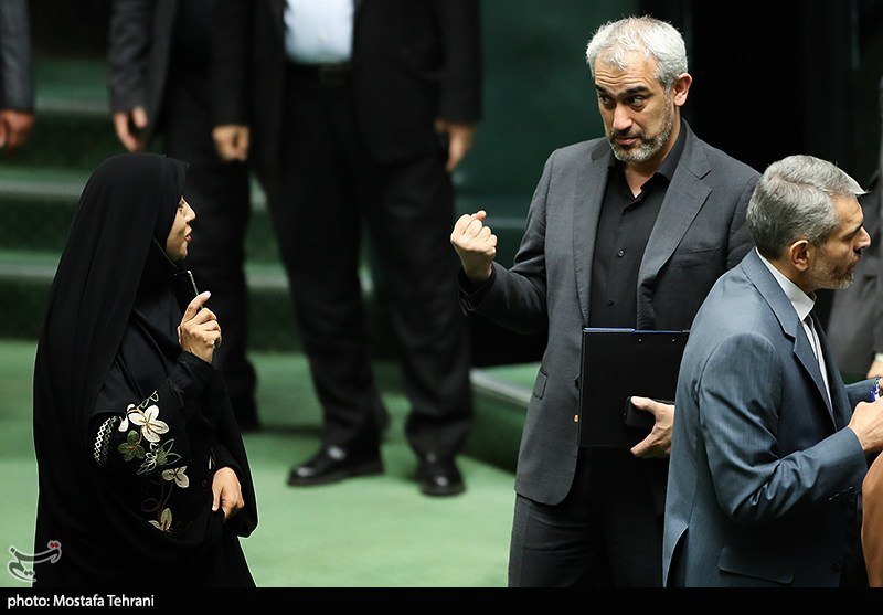 عکس/ تصویری متفاوت از وزیر اقتصاد در جلسه دیروز مجلس