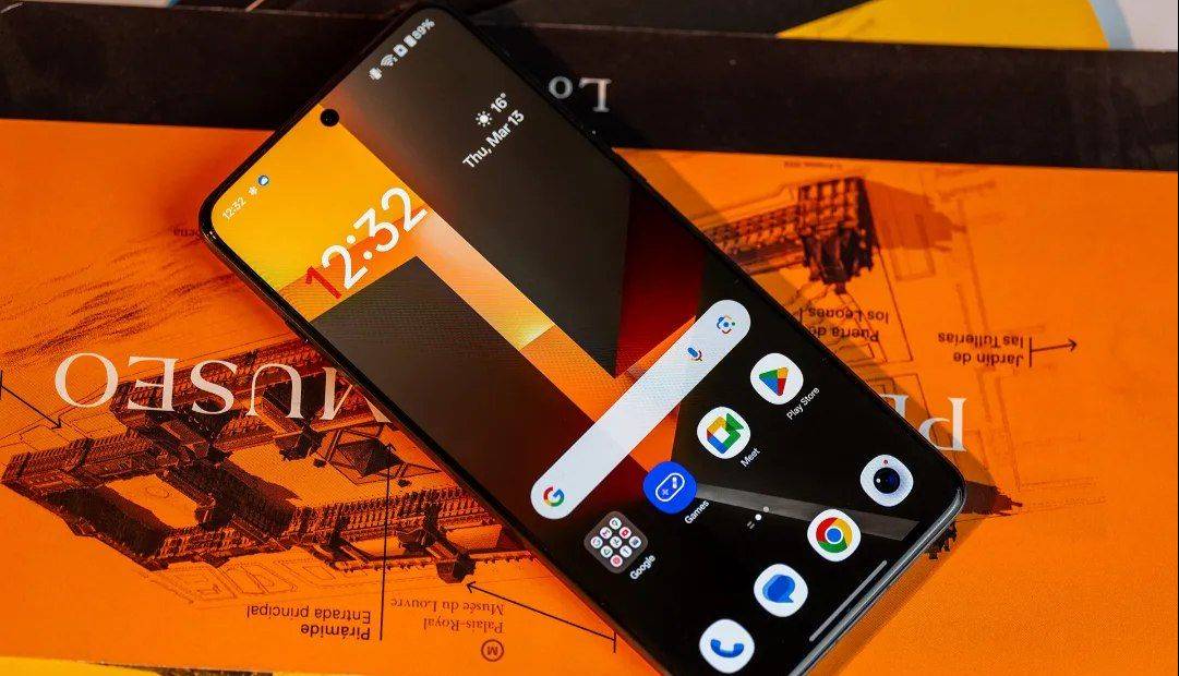 این گوشی اندرویدی با نمایشگر ۲۴۰ هرتز به جنگ بزرگان میرود