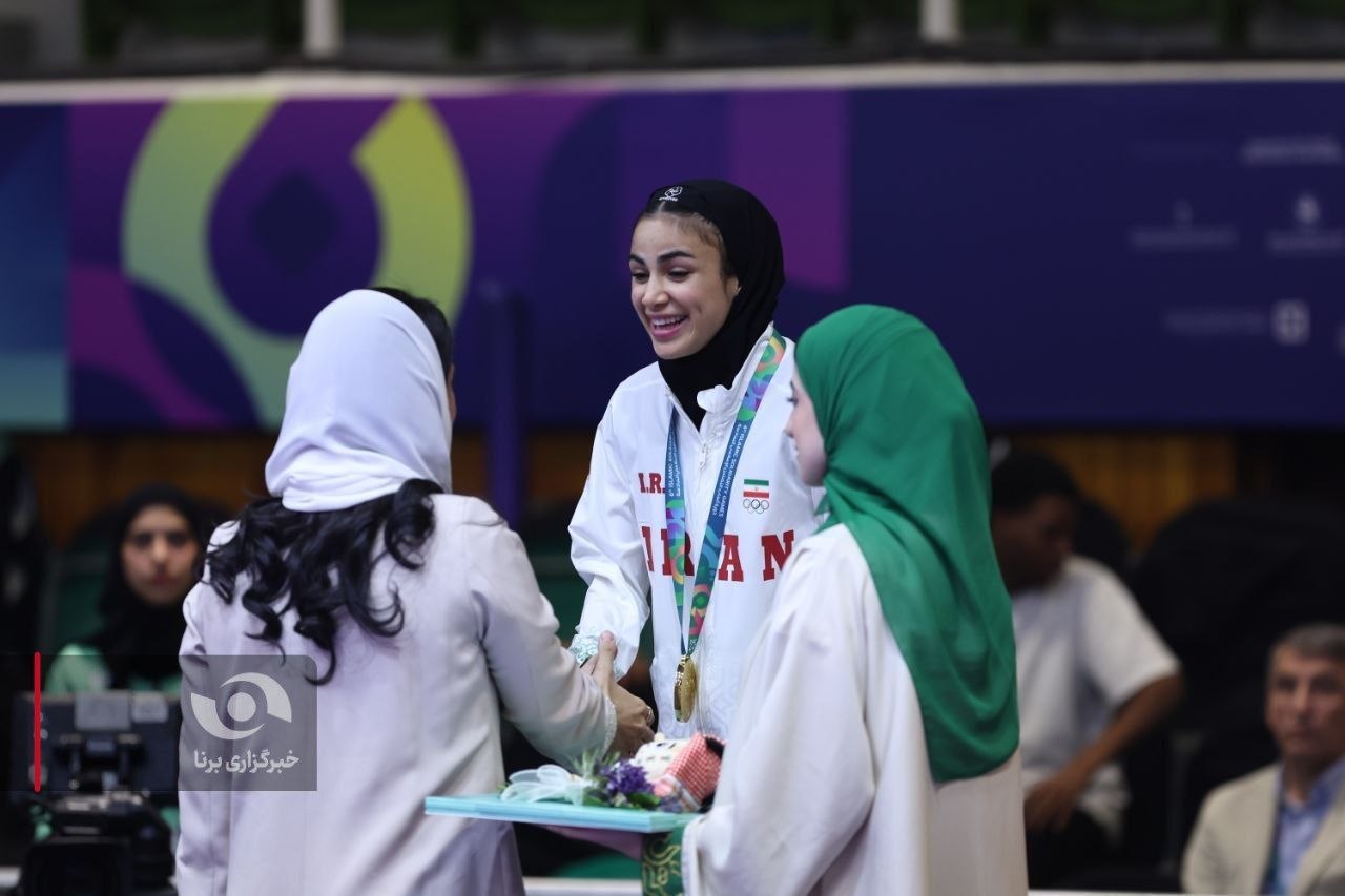 عکس/ مراسم اهدای مدال به «سارا بهمنیار» ملی‌پوش طلایی کاراته ایران 