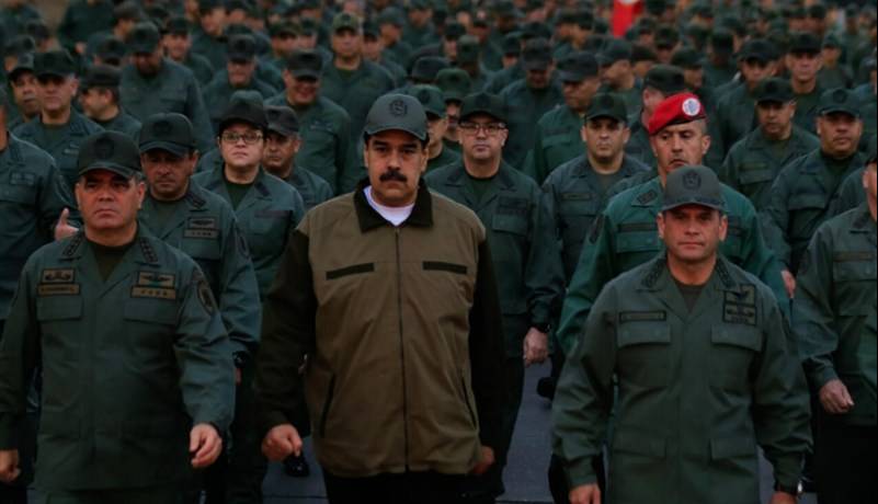 مادورو: از نخستین ساعات صبح همه مردم برای دفاع از کشور بسیج شوند