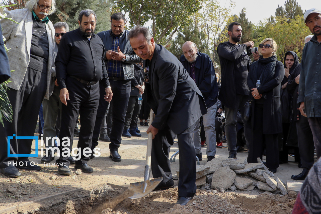 تشییع پیکر «همایون ارشادی» در کرج