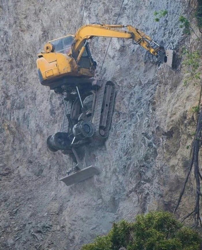 ویدئویی هیجان انگیز از عملکرد بیل مکانیکی روی صخره