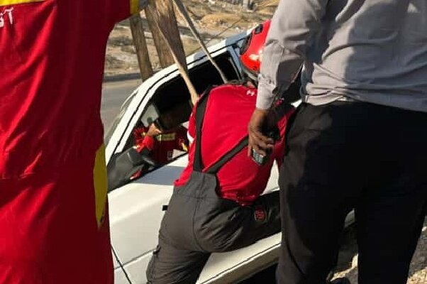 اقدام بهموقع آتشنشانان برای جلوگیری از سقوط خودرو در بندرعباس