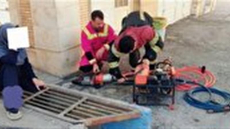 رهایی پای دانش‌آموز از پل فلزی در حیاط مدرسه‌ای در ایلام