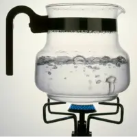 آب هنگام جوشیدن روی اجاق حباب تشکیل می‌دهد؛ اما چرا در مایکروویو این‌گونه نمی‌شود؟