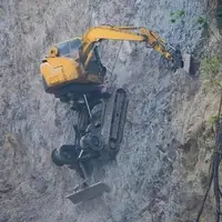ویدئویی هیجان انگیز از عملکرد بیل مکانیکی روی صخره