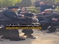 بی‌قراری فرهاد آئیش در آغوش همسرش در مراسم خاکسپاری «همایون ارشادی»