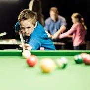بیلیارد بازی کردن حرفه ای بچه با پستونک