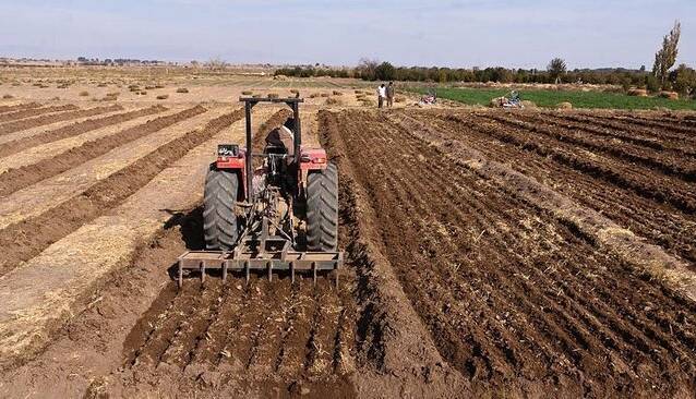 کشاورزان چهارمحال و بختیاری در انتظار بارش باران برای شروع کشت پاییزه