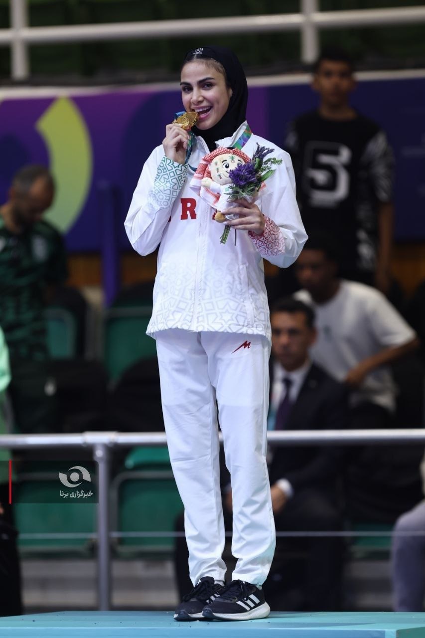 عکس/ مراسم اهدای مدال به «سارا بهمنیار» ملی‌پوش طلایی کاراته ایران 