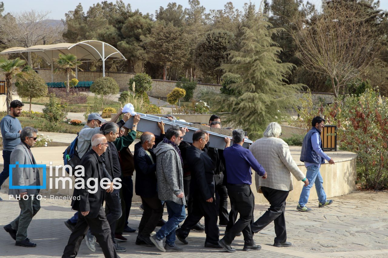 تشییع پیکر «همایون ارشادی» در کرج