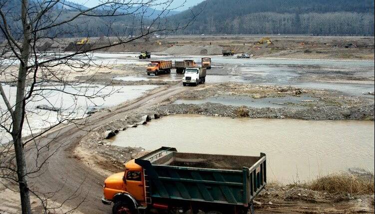 توقف برداشت غیرمجاز از بستر دریاچه ارومیه با اقدام فوری محیط‌بانان