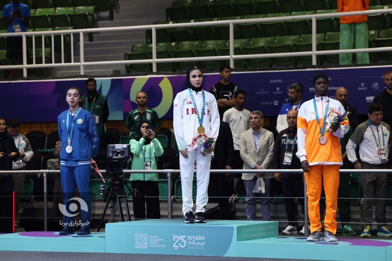 عکس/ مراسم اهدای مدال به «سارا بهمنیار» ملی‌پوش طلایی کاراته ایران 