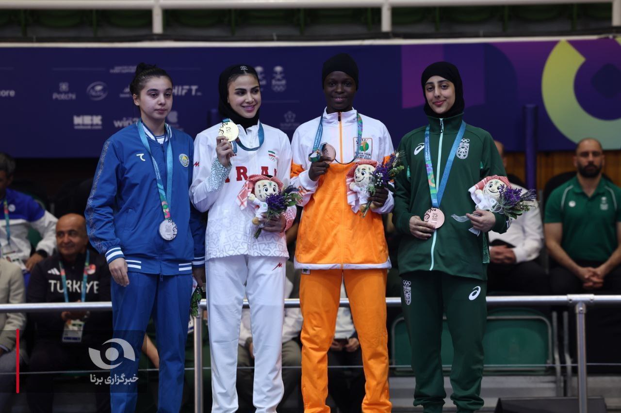 عکس/ مراسم اهدای مدال به «سارا بهمنیار» ملی‌پوش طلایی کاراته ایران 